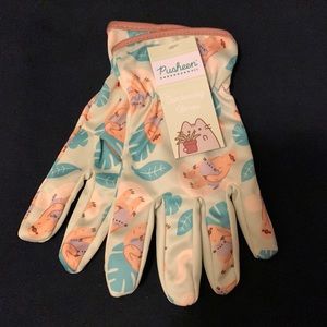 Pusheen gardening gloves NWT